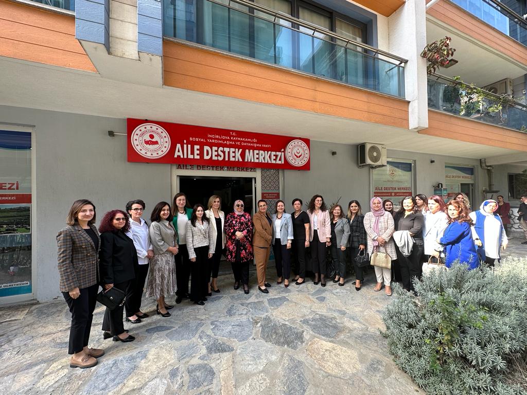 VALİMİZ SAYIN YAKUP CANBOLAT'IN EŞİ SAYIN AYŞEGÜL CANBOLAT HANIMEFENDİ; İLÇEMİZDE FAALİYET GÖSTEREN AİLE DESTEK MERKEZİNE ZİYARETTE BULUNDU.