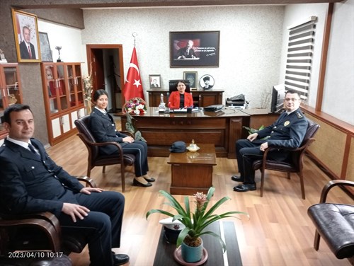 POLİS HAFTASI KAPSAMINDA İLÇE EMNİYET MÜDÜRÜMÜZ VE BERABERİNDEKİ HEYET KAYMAKAMIMIZ SAYIN CANAN HANÇER BAŞTÜRK'Ü MAKAMINDA ZİYARET ETTİ.