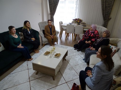 VALİMİZ SAYIN YAKUP CANBOLAT'IN EŞİ SAYIN AYŞEGÜL CANBOLAT HANIMEFENDİ; İLÇEMİZDE ŞEHİT EMİN DERELİ'NİN AİLESİNE ZİYARETTE BULUNDU.